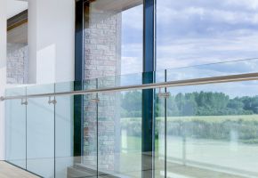 Thi công kính cường lực