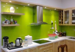 Kính màu ốp bếp
