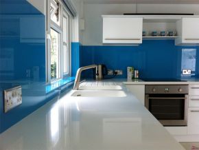 Kính màu ốp bếp