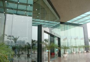 Thi công kính cường lực