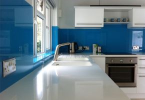 Kính màu ốp bếp