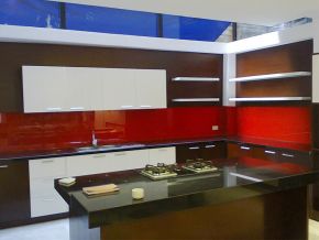 Kính màu ốp bếp