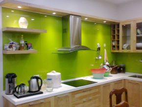 Kính màu ốp bếp