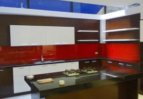 Kính màu ốp bếp